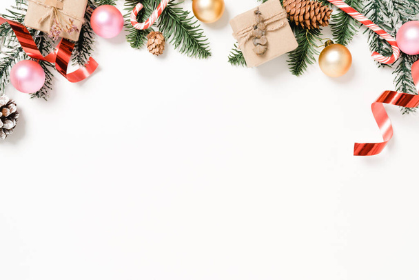 La disposición mínima creativa plana de la composición tradicional navideña y la temporada navideña de año nuevo. Vista superior decoraciones de Navidad de invierno sobre fondo blanco con espacio en blanco para el texto. Copiar fotografía espacial. - Foto, imagen