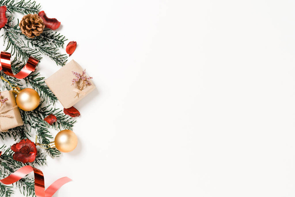 Minimal δημιουργική επίπεδη lay των Χριστουγέννων παραδοσιακή σύνθεση και την περίοδο των διακοπών του νέου έτους. Top view Χριστούγεννα χειμώνα διακοσμήσεις σε λευκό φόντο με κενό χώρο για κείμενο. Αντιγραφή φωτογραφίας χώρου. - Φωτογραφία, εικόνα