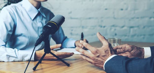 podcast interview recording - radio host diskuse s podnikatelem ve vysílacím studiu. mezera pro kopírování bannerů - Fotografie, Obrázek