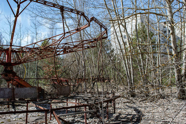 ερείπια του καρουζέλ σε ένα εγκαταλελειμμένο πάρκο ψυχαγωγίας στο Τσερνομπίλ - Φωτογραφία, εικόνα