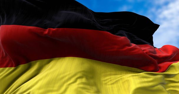 Detail der deutschen Nationalflagge, die im Wind weht. Demokratie und Politik. Europäisches Land. - Foto, Bild