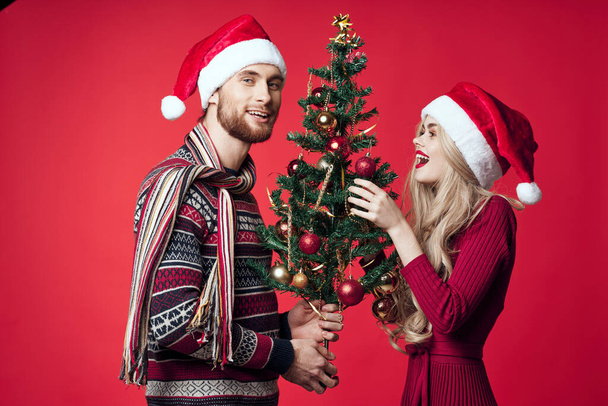 άντρας και γυναίκα Χριστουγεννιάτικο δέντρο διακόσμηση lifestyle Πρωτοχρονιά - Φωτογραφία, εικόνα