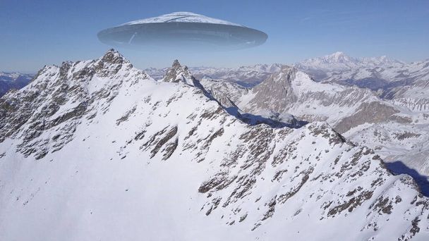 Флот НЛО Армада во главе материнского корабля, пик Альп, Концепция вторжения авиаинопланетян в Европу Горы, Вид на дрон - Фото, изображение