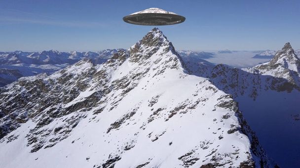 Летающая тарелка НЛО над вершиной Альп, Концепция вторжения воздушных пришельцев в Европу снежные горы, Вид на дрон - Фото, изображение