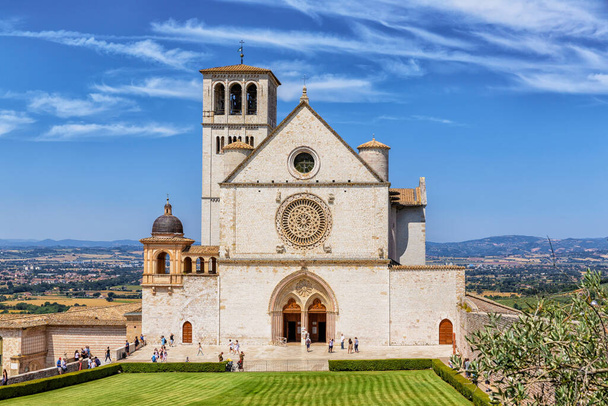 Piękny widok na zewnątrz słynnej Bazyliki Papieskiej św. Franciszka z Asyżu. Assisi, Umbria, Włochy - Zdjęcie, obraz