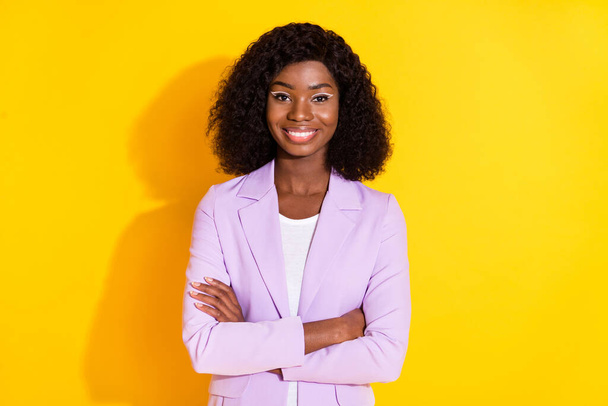 Foto de joven hermosa feliz alegre sonriente afro mujer de negocios con las manos dobladas aisladas sobre fondo de color amarillo - Foto, Imagen