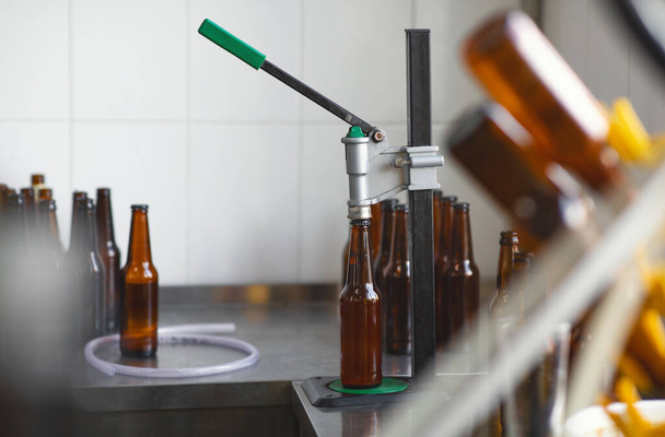 Ambachtelijke drankenproductielijn op fabriek, brouwerij en klein bedrijf, covid-19 quarantaine - Foto, afbeelding