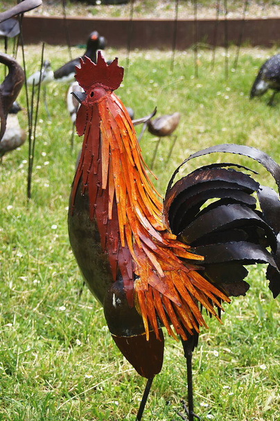 Скульптура петуха из эмалированного кованого железа - Фото, изображение