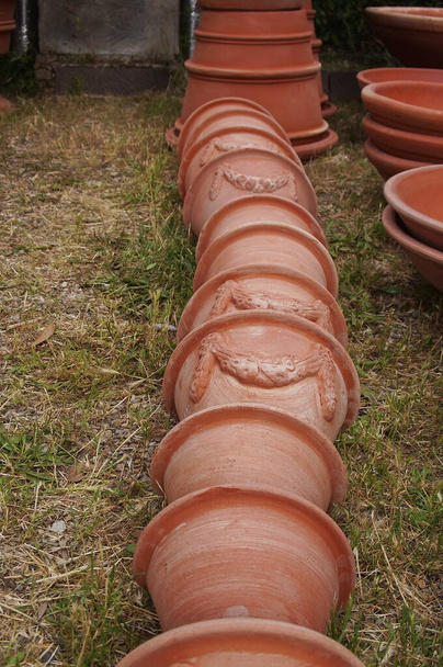 Terracotta bloempotten in een tuin - Foto, afbeelding