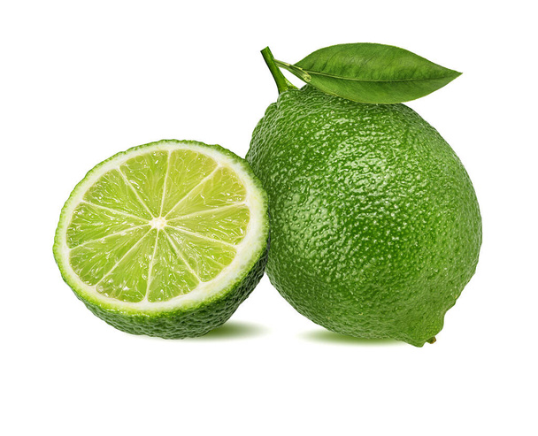 Čerstvě zelené vápno izolované na bílém pozadí. Citrusy a tropické ovoce - Fotografie, Obrázek