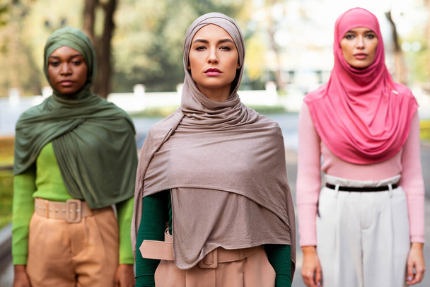 外で多様な女性の前に立つ本格的なアラブ女性 - 写真・画像