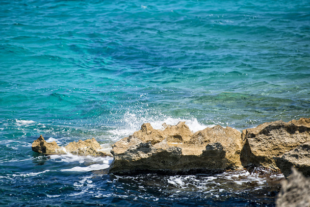 хвилі на лавових скелях
 - Фото, зображення