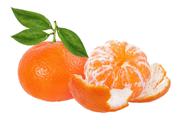 Mandarinky, mandarinky citrusové plody s listem izolovaným na bílém pozadí - Fotografie, Obrázek