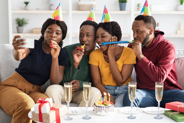 Alegre grupo de amigos negros tomando selfie mientras fiesta de cumpleaños - Foto, imagen