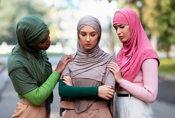 Tres Musulmanes Muticulturales Mujeres Apoyando a un Amigo Deprimido al Aire Libre - Foto, Imagen