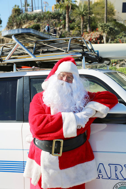 クリスマスだ。サンタクロース。警察の車だ。パークレンジャー。公共の安全。サンタクロースは、毎年クリスマスの写真を撮るためにパークレンジャーカーの隣に立っています。サンタクロースはクリスマスの肖像画のために警察の車の隣に立っています。ホーホー.  - 写真・画像