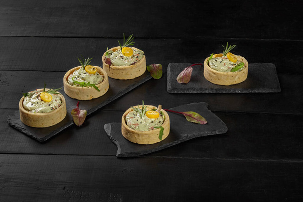 Tartlety z chleba krótkiego z nadzieniem guacamole, krewetki, zioła i kumkwat - Zdjęcie, obraz