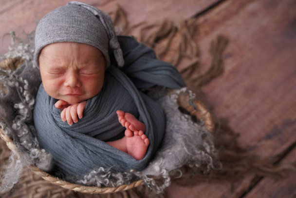 Un nouveau-né endormi dans les premiers jours de sa vie. Séance photo nouveau-né. - Photo, image