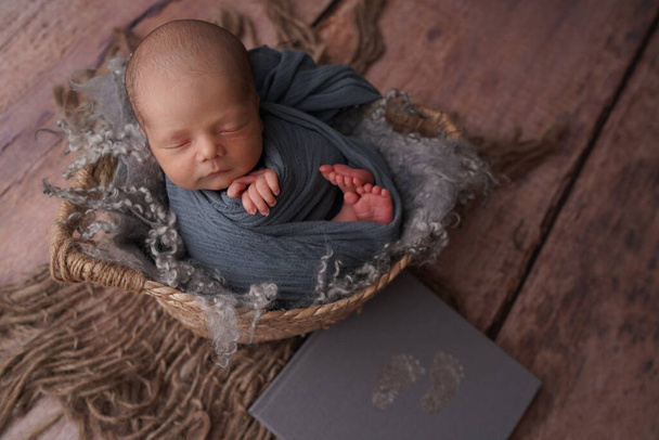 Slapen pasgeboren jongen in de eerste dagen van het leven. Pasgeboren fotosessie. - Foto, afbeelding