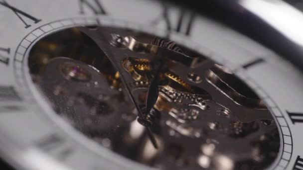 Μηχανική ρολόι που αντανακλά κινούμενο φως - Πλάνα, βίντεο