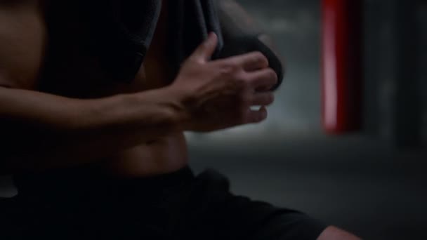 Kickboxer používající boxerské pásky pro trénink. Člověk se připravuje k boji  - Záběry, video