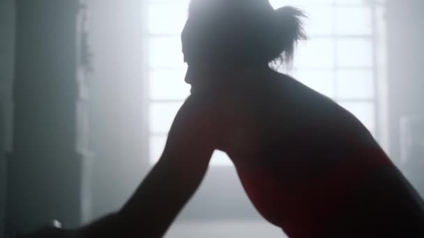 Strong girl battling ropes. Active sportswoman performing intense workout - Filmagem, Vídeo