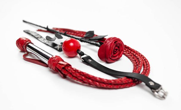 kiegészítők készlet szexuális játékokhoz bdsm ostor szájpecek és bőr rózsa - Fotó, kép