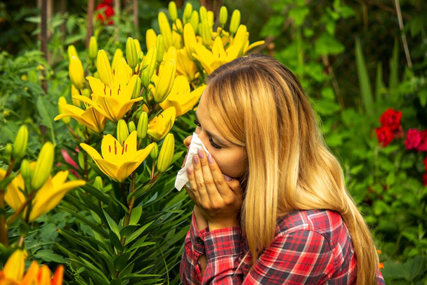 Dziewczyna ma alergię na kwiaty. Przyroda. Skupienie selektywne - Zdjęcie, obraz