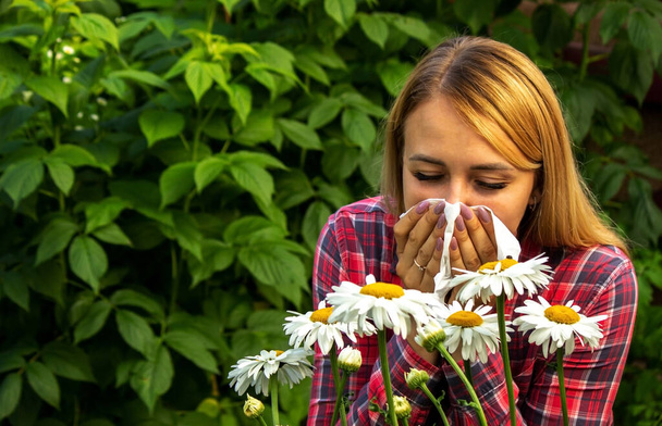 A lány allergiás a virágokra. Természet. Szelektív fókusz - Fotó, kép