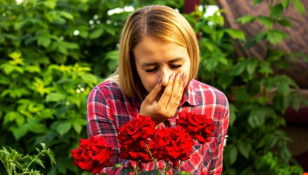 La alergia de las chicas a las flores. Naturaleza. Enfoque selectivo - Foto, imagen