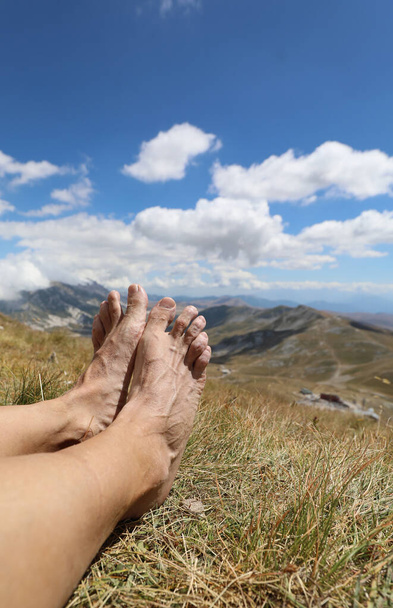 Босоногие ноги кавказского туриста после похода в высокие горы во время спокойного отдыха - Фото, изображение
