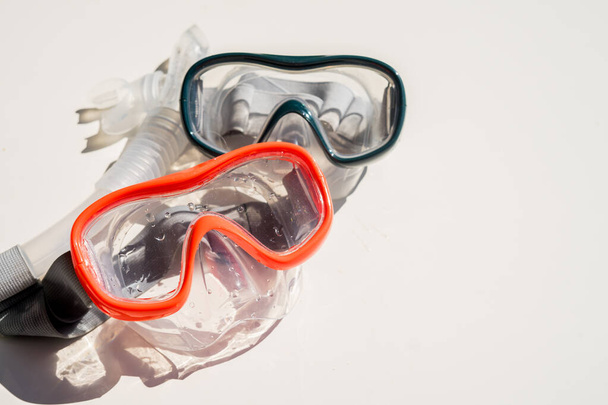 Gafas de buceo con tubo de respiración sobre fondo blanco aislado  - Foto, Imagen