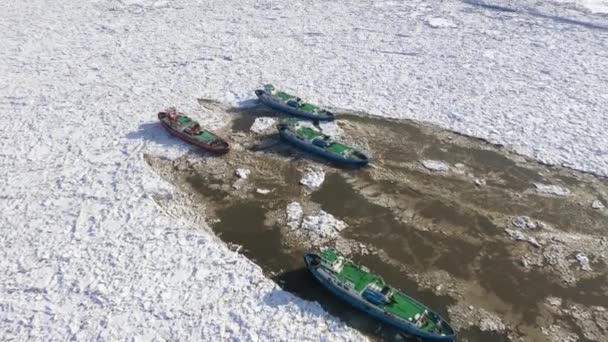 Jégtörő hajók zúzzák a jeget a folyón. - Felvétel, videó