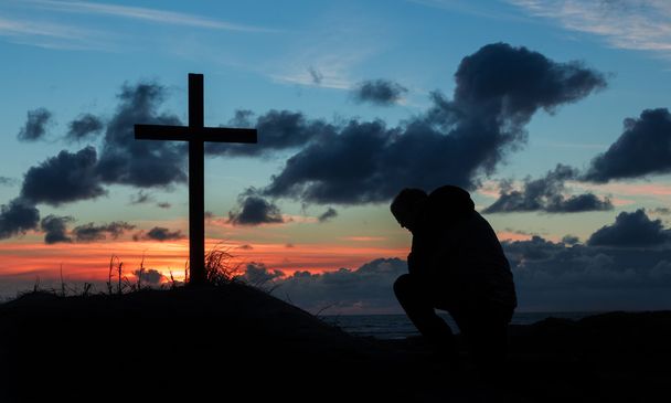 zonsondergang biddende man kruis - Foto, afbeelding