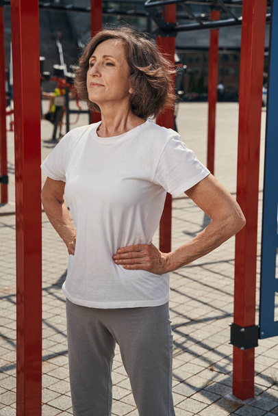 Aktivní starší žena cvičení na sportovním hřišti - Fotografie, Obrázek