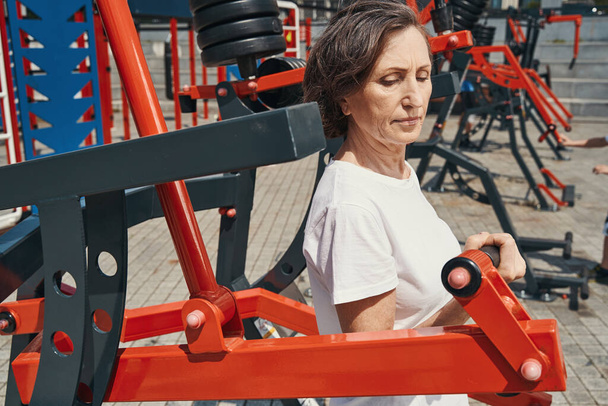 Starší ženy trénují horní část těla na sportovním hřišti - Fotografie, Obrázek