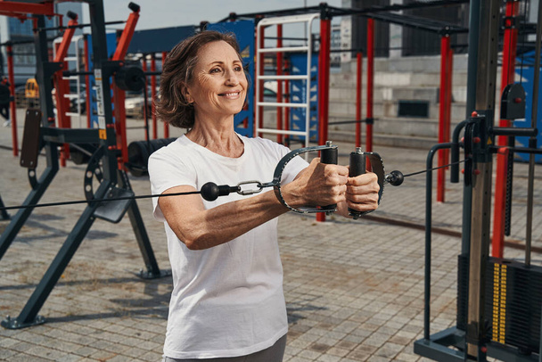 Buon allenamento donna anziana con cavi all'aperto - Foto, immagini