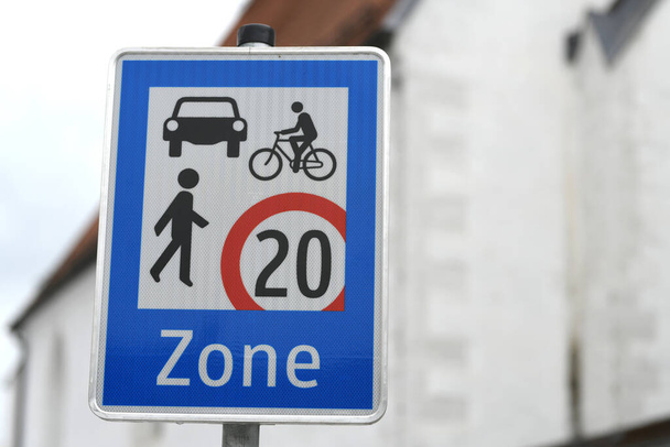 20 km / h ontmoetingszone in Perg, Opper-Oostenrijk, Oostenrijk, Europa - Foto, afbeelding
