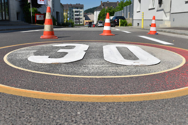 Pintura de una marca de suelo para una restricción de 30 km / h en Freistadt, Alta Austria, Austria, Europa - Foto, Imagen