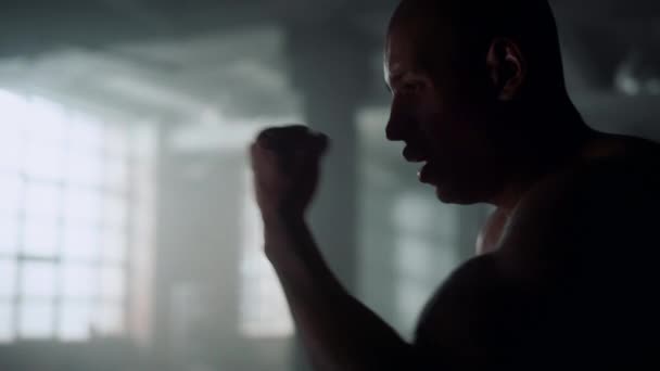 Sportember gyakorol rúgás közben box edzés. Boxer lyukasztó levegő kézzel - Felvétel, videó