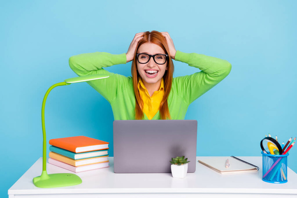 Ritratto di attraente fortunata allegra ragazza stupita utilizzando il computer portatile divertirsi isolato su sfondo di colore blu pastello - Foto, immagini