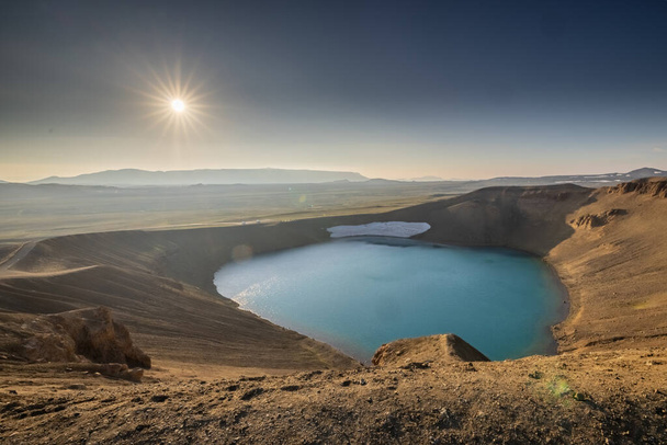 İzlanda 'nın Krafla bölgesindeki Viti krateri, güzel bir yaz akşamında, güneş yavaşça batarken dış görünüş direklerinden birine baktı.. - Fotoğraf, Görsel
