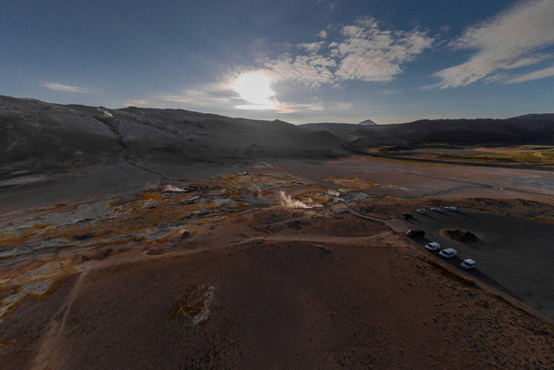Γεωθερμικές πηγές λάσπης Hverir στην Ισλανδία κοντά στη λίμνη Myvatn. Αεροφωτογραφία των αναθυμιάσεων θείου και των φουσκωτών λιμνών λάσπης. - Φωτογραφία, εικόνα