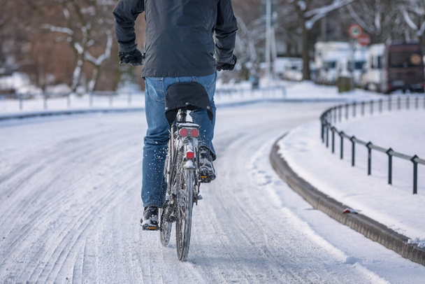 ciclista masculino en la calle nevada - Foto, Imagen
