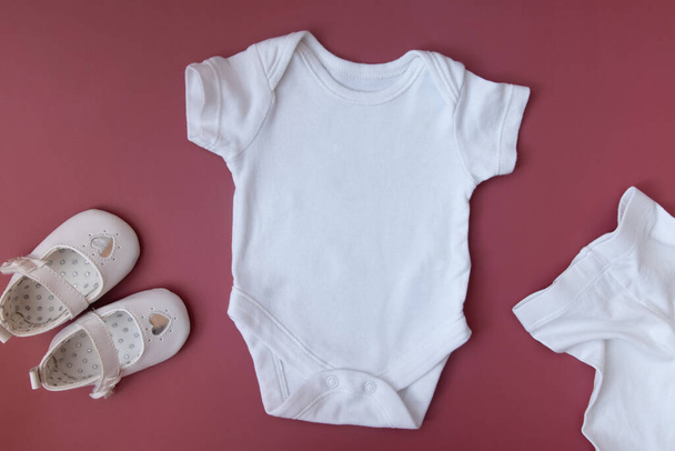 Λευκή μακέτα βρεφικών ρούχων για κείμενο, εικόνα, λογότυπο. Κενό κοστούμι σώματος μωρού  - Φωτογραφία, εικόνα