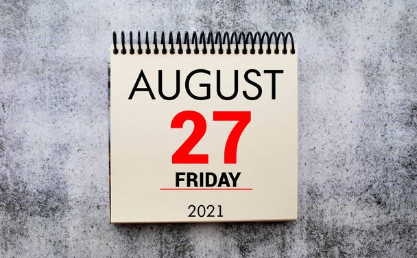 Настенный календарь с красной булавкой - 27 августа. - Фото, изображение