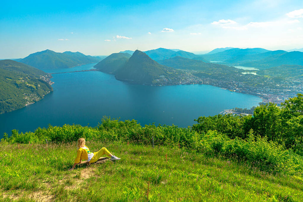 Lugano Monte Bre tepesindeki kadın. - Fotoğraf, Görsel