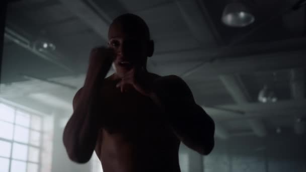 Boxer fizikai gyakorlatokat végez az edzőteremben. Sportoló boksz gyakorlatokat végez  - Felvétel, videó