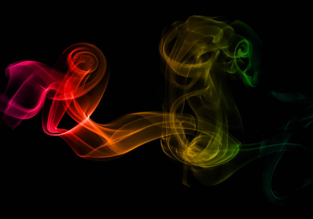 στροβιλιζόμενη κίνηση πολύχρωμης ομάδας καπνού, αφηρημένη γραμμή Απομονωμένη σε μαύρο φόντο - Φωτογραφία, εικόνα