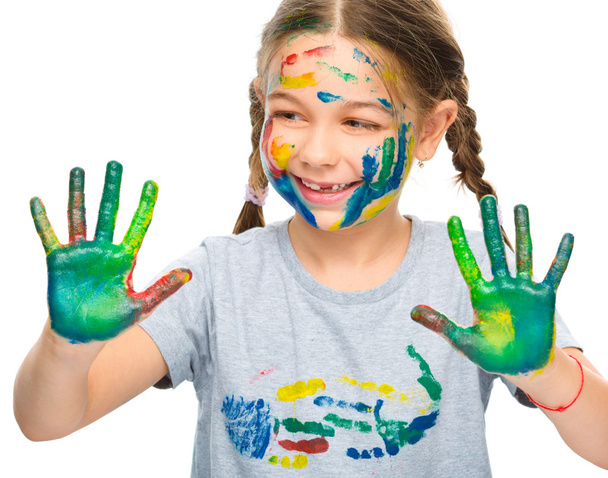 Retrato de uma menina bonita brincando com tintas
 - Foto, Imagem